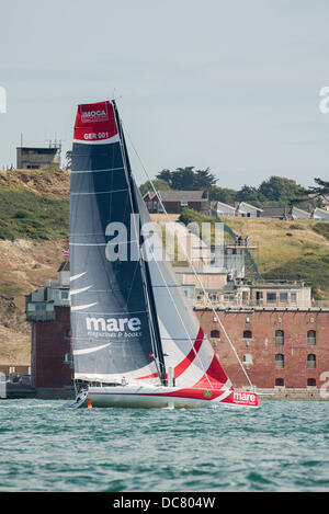 Isle Of Wight, UK. 11. August 2013. Stute, Übersicht IMOCA 60 (Segelnummer GER101) in voller Länge zu Beginn des Fastnet 2013 Rennen kurz nach der Abfahrt von Cowes auf 11. August 2013 Credit: MeonStock/Alamy Live News Stockfoto