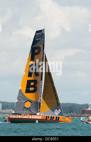 Isle Of Wight, UK. 11. August 2013. PRB, Übersicht IMOCA 60 (FRA85 Segelnummer) in voller Länge zu Beginn des Fastnet 2013 Rennen kurz nach der Abfahrt von Cowes auf 11. August 2013 Credit: MeonStock/Alamy Live News Stockfoto