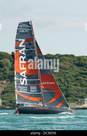 Isle Of Wight, UK. 11. August 2013. Safran, ein IMOCA 60 (25 Segelnummer) übergibt die Isle Of Wight im 2013 Fastnet Rennen kurz nach der Abfahrt von Cowes auf 11. August 2013 Credit: MeonStock/Alamy Live News Stockfoto