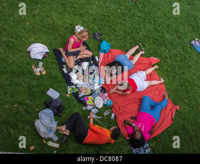 Paris, Frankreich, Luftaufnahme, Frauengruppe, Stadtpark genießen, „Jardin des Plantes“, Picknicken auf Rasen, Urban Garden Stockfoto