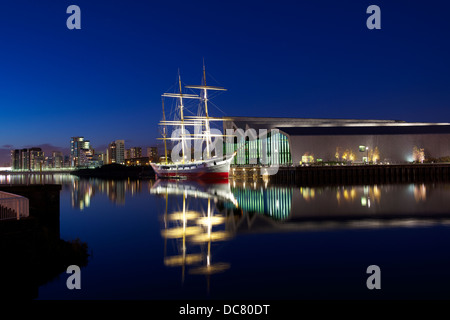 Riverside Museum mit der Viermastbark "Glenlee" und Glasgow Harbour in der Dämmerung spiegelt sich in den Clyde, Glasgow Stockfoto