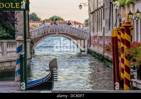 Architektur Boot Brücke Gebäude Kanal Stadt Kreuzung Ferro vordere Gondel legendären Inseln italienische Italien Lagune Metall festmachen Örn Stockfoto