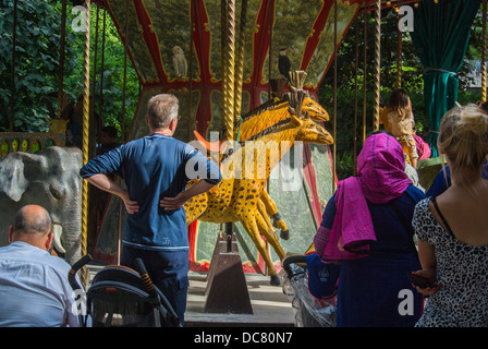 Paris, Frankreich, Familiengenuss im Stadtpark, „Jardin des Plantes“, exotisches Tier, gefährdete Arten Karussell, antikes Karussell, museumshistoire naturelle paris Stockfoto