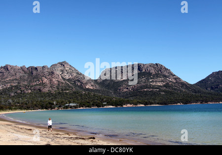 Freycinet Lodge, die auf der Ost Küste von Tasmanien rosa Granitberge und Saphir Blau des Meeres umgeben ist Stockfoto