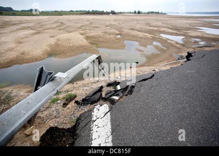 Sicht auf die Straße zwischen Löbnitz und Pouch, die während der Flut der Mulde, Deutschland, 7. August 2013 zerstört wurde. 300m von der Straße wurden zerstört, im Juni 2013. Der Umbau der Straße wird einige Zeit dauern, da das Hochwasserschutzkonzept für die gesamte Region hat überprüft werden. Foto: JAN WOITAS Stockfoto