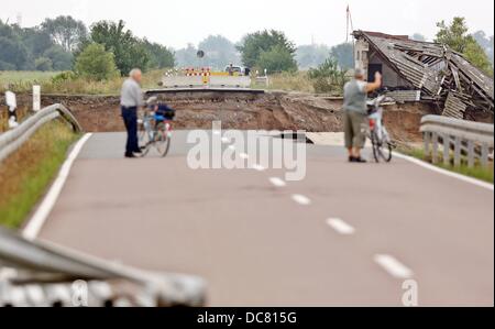 Sicht auf die Straße zwischen Löbnitz und Pouch, die während der Flut der Mulde, Deutschland, 7. August 2013 zerstört wurde. 300m von der Straße wurden zerstört, im Juni 2013. Der Umbau der Straße wird einige Zeit dauern, da das Hochwasserschutzkonzept für die gesamte Region hat überprüft werden. Foto: JAN WOITAS Stockfoto