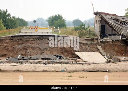 Sicht auf die Straße zwischen Löbnitz und Pouch, die während der Flut der Mulde, Deutschland, 7. August 2013 zerstört wurde. 300m von der Straße wurden zerstört, im Juni 2013. Der Umbau der Straße wird einige Zeit dauern, da das Hochwasserschutzkonzept für die gesamte Region hat überprüft werden. Foto: JAN WOITAS Stockfoto