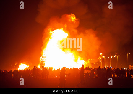 Das Feuer des Heiligen Johannes in La Linea De La Concepcion, Andalusien, Spanien. Traditionelle spanische Feier zu Ehren von San Juan. Stockfoto