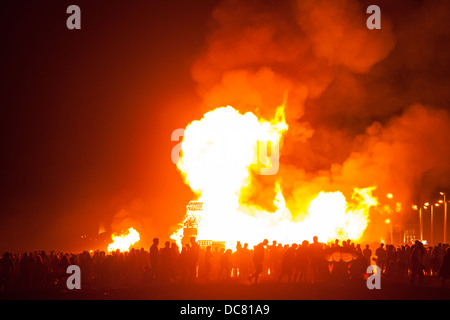 Das Feuer des Heiligen Johannes in La Linea De La Concepcion, Andalusien, Spanien. Traditionelle spanische Feier zu Ehren von San Juan. Stockfoto