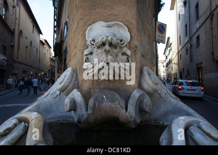 Trinkwasser-Brunnen in Straßenecke in Florenz, Toskana, Italien Stockfoto