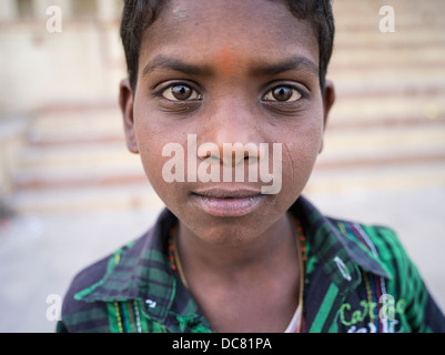 Jungen spielen auf der Straße in Varanasi, Indien Stockfoto