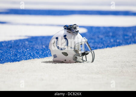 Indianapolis, IN, USA. 11. August 2013. 11. August 2013: Indianapolis Colts Helm auf dem Feld vor dem Spiel zwischen den Buffalo Bills und die Indianapolis Colts im Lucas Oil Stadium in Indianapolis, IN Credit: Csm/Alamy Live-Nachrichten Stockfoto