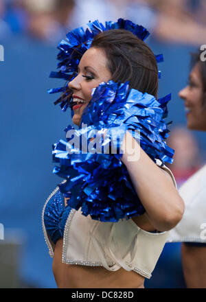 Indianapolis, IN, USA. 11. August 2013. 11. August 2013: Indianapolis Colts Cheerleader während des Spiels zwischen den Buffalo Bills und die Indianapolis Colts im Lucas Oil Stadium in Indianapolis, IN. Die Buffalo Bills besiegte die Indianapolis Colts 44-20. Bildnachweis: Csm/Alamy Live-Nachrichten Stockfoto