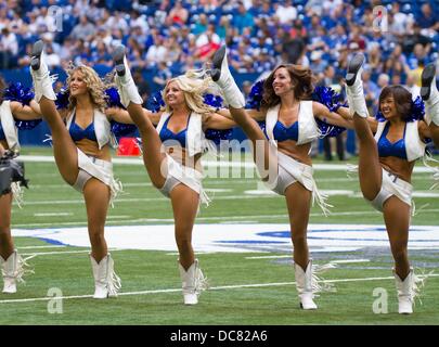 Indianapolis, IN, USA. 11. August 2013. 11. August 2013: Eine Linie der Indianapolis Colts Cheerleader während des Spiels zwischen den Buffalo Bills und die Indianapolis Colts im Lucas Oil Stadium in Indianapolis, IN. Die Buffalo Bills besiegte die Indianapolis Colts 44-20. Bildnachweis: Csm/Alamy Live-Nachrichten Stockfoto