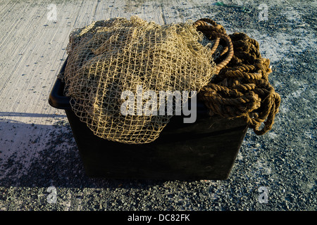 Ein Behälter sitzt auf der Anklagebank am Hafen, enthält ein Fischer Seil und netting Petty Hafen-Maddox Cove, Newfoundland. Stockfoto