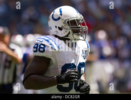 Indianapolis, IN, USA. 11. August 2013. 11. August 2013: Indianapolis Colts außerhalb Linebacker Robert Mathis (98) während des Spiels zwischen den Buffalo Bills und die Indianapolis Colts im Lucas Oil Stadium in Indianapolis, IN. Die Buffalo Bills besiegte die Indianapolis Colts 44-20. Bildnachweis: Csm/Alamy Live-Nachrichten Stockfoto