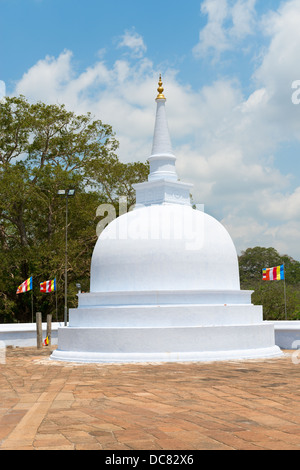 Kleine weiße Stupa in der Nähe von Ruwanmalisaya, Anuradhapura, Sri Lanka Stockfoto