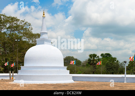 Kleine weiße Stupa in der Nähe von Ruwanmalisaya, Anuradhapura, Sri Lanka Stockfoto