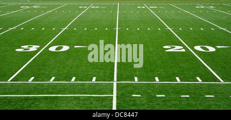 20 und 30-Yard-Linie auf American-Football-Feld Stockfoto