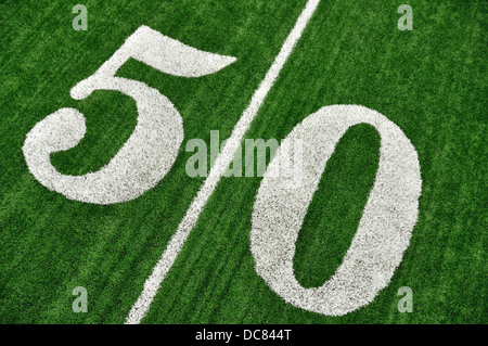 50-Yard-Linie auf American Football-Feld Stockfoto