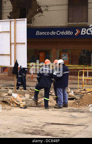 Straße Bauarbeiter stehen und reden über Larco Avenue in Miraflores, Lima, Peru Stockfoto