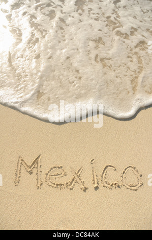 Das Wort Mexiko an einem Strand in den Sand geschrieben Stockfoto