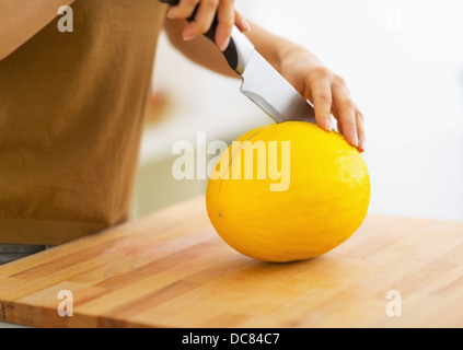 Closeup auf Frau schneiden Melone Stockfoto