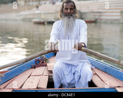 Baba Ge der Schiffer auf dem Ganges Fluss - Varanasi, Indien Stockfoto