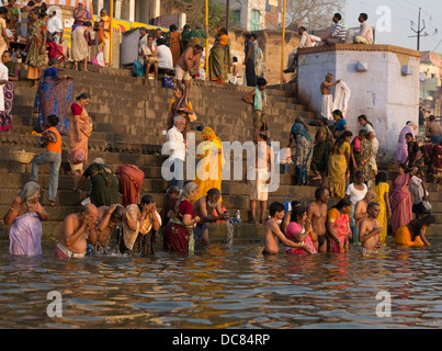 Bade- und Reinigung in den Ganges in der Morgendämmerung - Varanasi, Indien. Studien haben hohe Verschmutzung - fäkale Coliform berichtet. Stockfoto