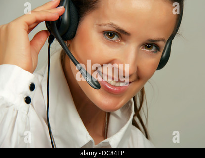 Porträt eines Mädchens mit dunklen Haaren in Kopfhörer Stockfoto