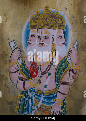 Hindu-Gott Brahma, gemalte Wandbild an den Gebäuden am Ufer des Flusses Ganges - Varanasi, Uttar Pradesh, Indien Stockfoto