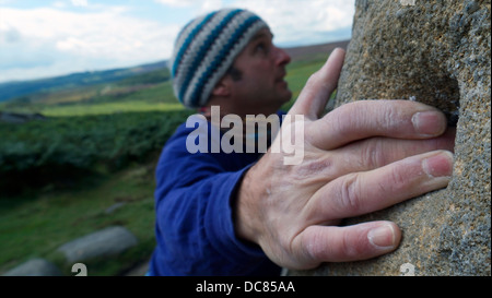 Felsen Kletterer Bouldern im Burbage Kante Süd, Derbyshire, Peak District National Park, England, UK, United, Königreich, Great, Bri Stockfoto