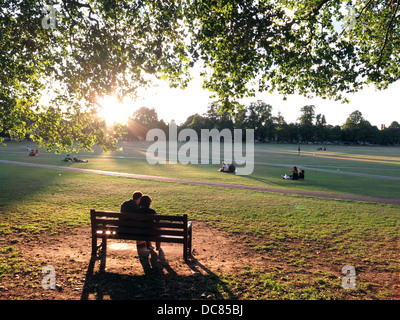 Menschen entspannen auf Richmond grün an einem sonnigen Sommerabend Stockfoto
