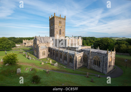 St. Davids Cathedral betrachtet aus dem Porth y Twr Torhaus Stockfoto