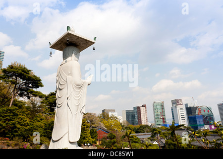 Eine riesige Buddha-Statue im Tempel Bongeunsa, Seoul, Südkorea Stockfoto