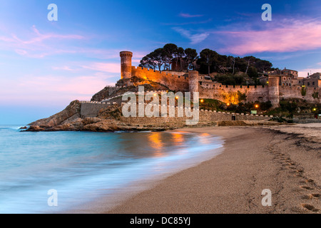 Zeigen Sie in der Dämmerung der Vila Vella, die alte mittelalterliche Stadt Tossa del Mar, Costa Brava, Katalonien, Spanien an Stockfoto