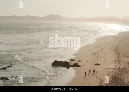 Menschen zu Fuß am Strand, Brenton on Sea in der Nähe von Knysna, Westkap, Südafrika Stockfoto