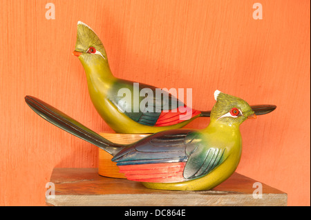 Handgefertigte hölzerne Vögel (Knysna Lourie) zum Verkauf an Federn von Knysna, Knysna, Western Cape, South Africa Stockfoto