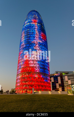 Agbar-Turm oder Torre Agbar beleuchtet in der Nacht, Barcelona, Katalonien, Spanien Stockfoto