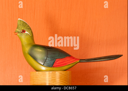 Handgefertigte hölzerne Vögel (Knysna Lourie) zum Verkauf an Federn von Knysna, Knysna, Western Cape, South Africa Stockfoto