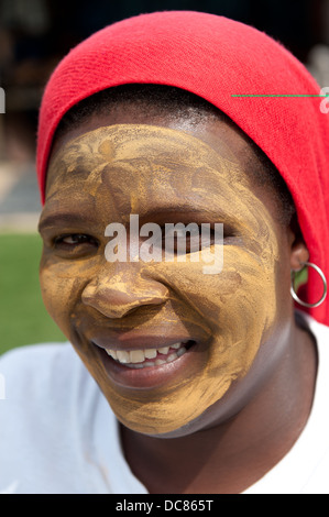 Xhosa-Frau mit Gesicht Maske, Knysna, Westkap, Südafrika Stockfoto