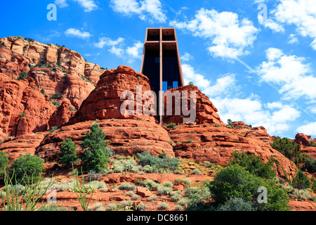 Berühmte Kapelle des Heiligen Kreuzes umgeben von roten Felsen bei Sedona Stockfoto