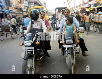 Verkehr auf den Straßen von Varanasi Indien. Stockfoto