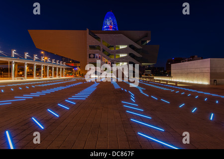 Nachtansicht des Design Museums oder Museu del Disseny, Barcelona, Katalonien, Spanien Stockfoto