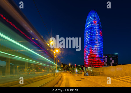 Agbar-Turm oder Torre Agbar beleuchtet in der Nacht, Barcelona, Katalonien, Spanien Stockfoto