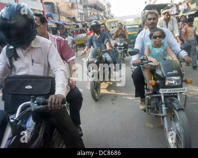 Verkehr auf den Straßen von Varanasi Indien. Stockfoto