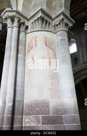 Eine mittelalterliche Wandmalerei auf eine der Säulen im Mittelschiff von St. Davids Cathedral geglaubt, um von König Henry IV Stockfoto