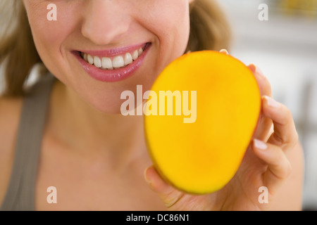 Closeup auf junge Frau mit mango Stockfoto