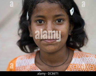 Porträt des jungen indischen Giril vom Fluss Ganges (Varanasi) Stockfoto