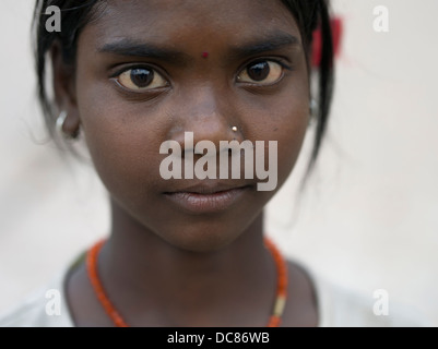 Porträt des jungen indischen Giril vom Fluss Ganges (Varanasi) Stockfoto